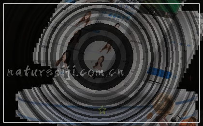摄影展现场 观众近距离欣赏黑白作品